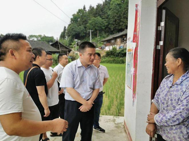 十年前贵州年轻县长硬刚王健林要求留下5亿利润现在如何了？